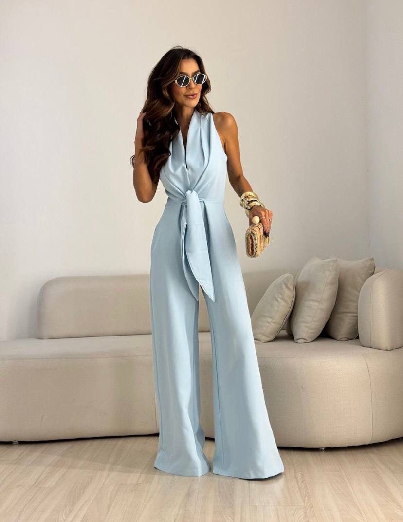 Tuta donna elegante con scollo halter e pantaloni larghi