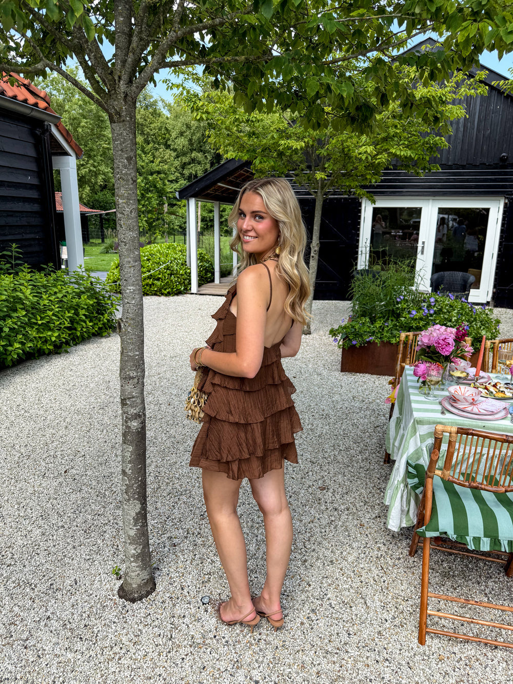 Abito mini da donna estivo con volant elegante