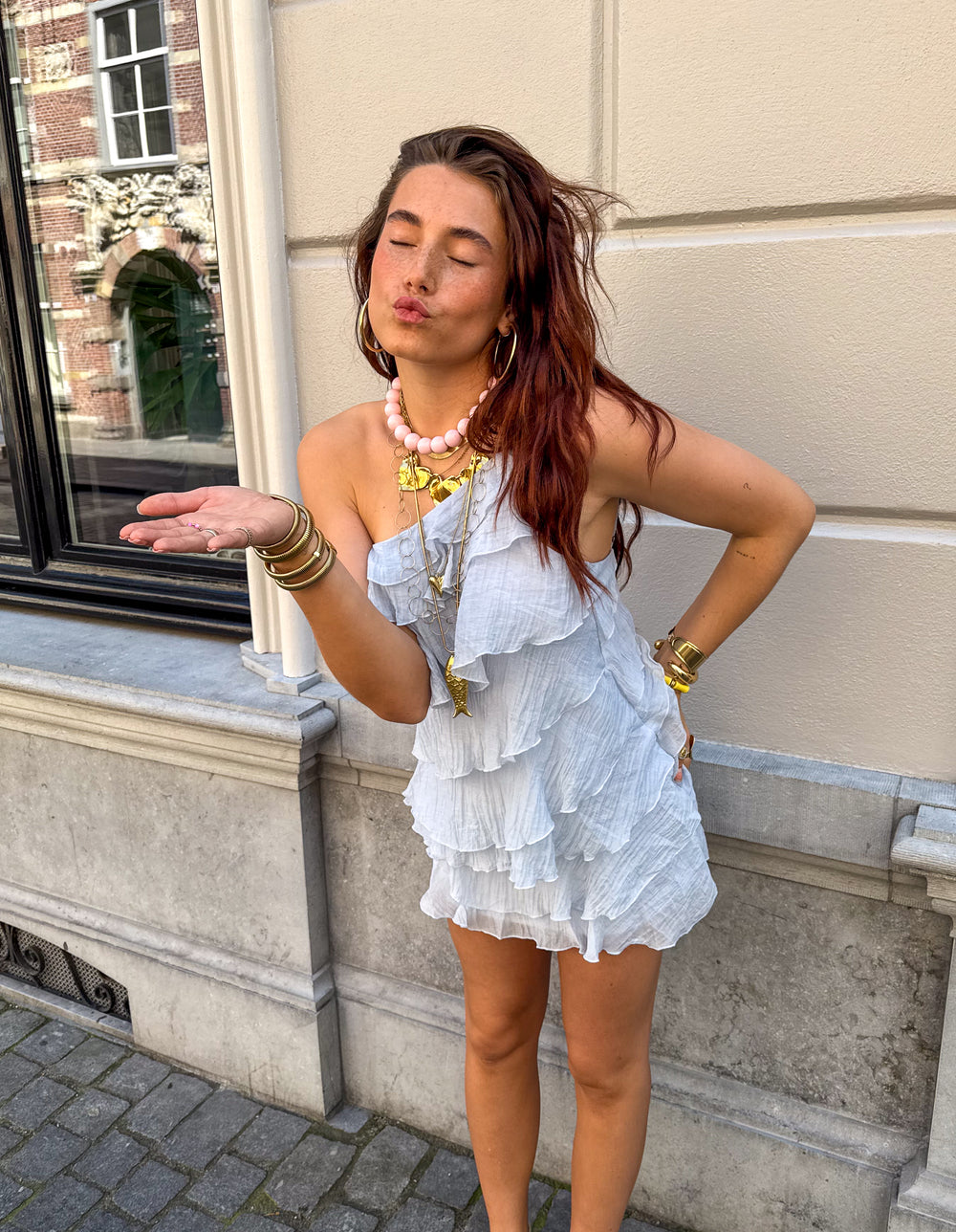 Abito mini da donna estivo con volant elegante