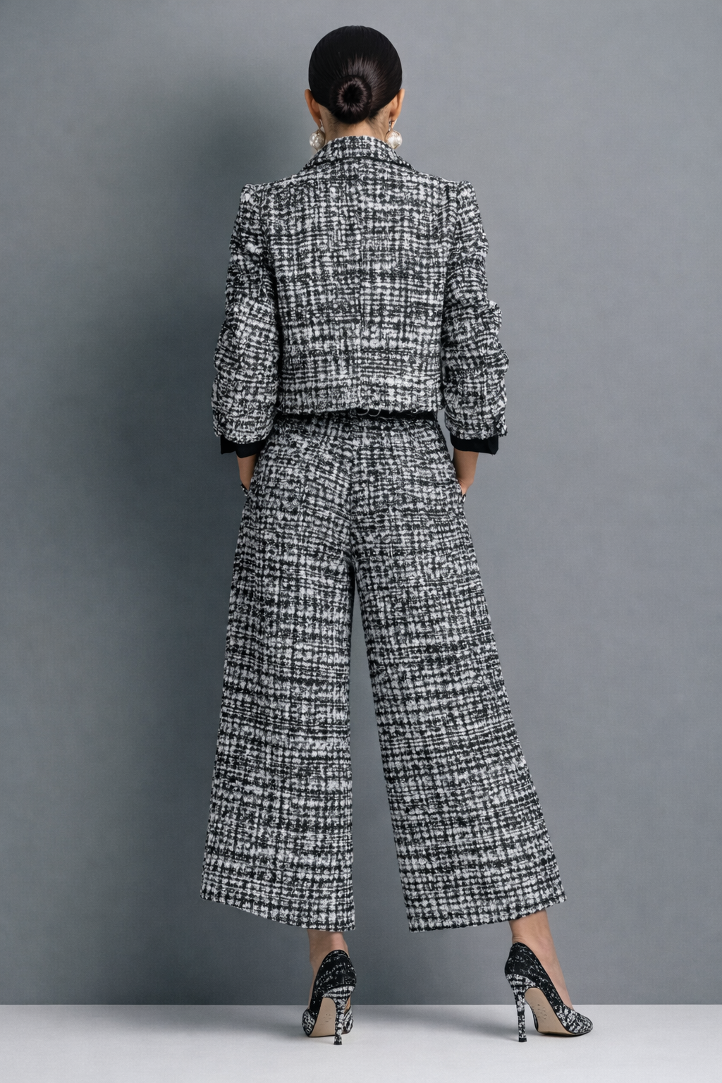 Completo donna in tweed con giacca corta e pantaloni larghi
