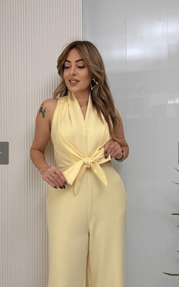 Tuta donna elegante con scollo halter e pantaloni larghi