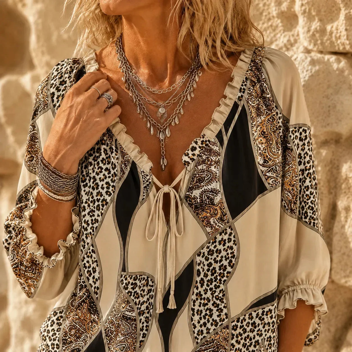 Blusa donna patchwork con scollo a V e dettagli volant