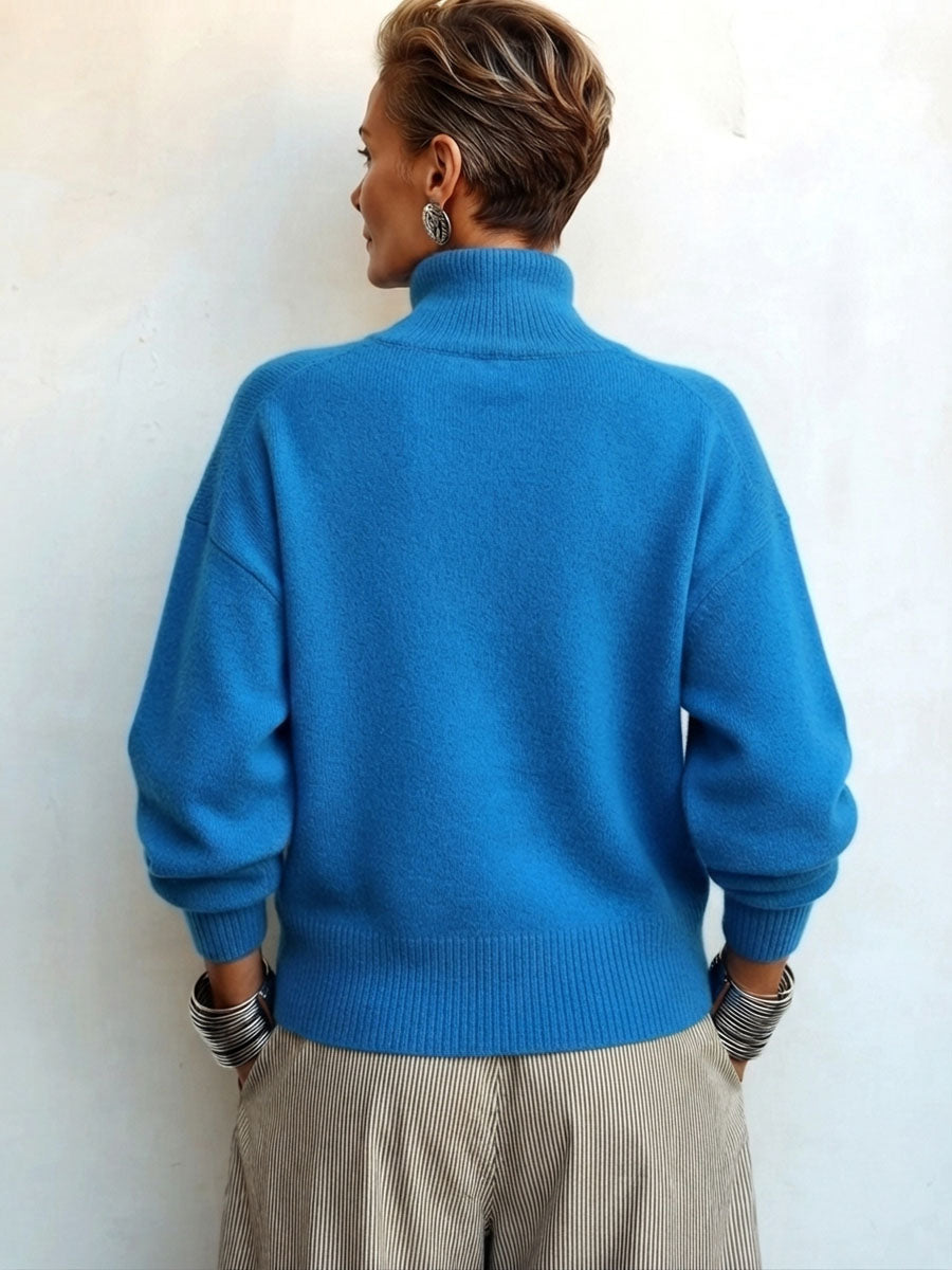 Maglione donna dolcevita asimmetrico con bottoni dorati