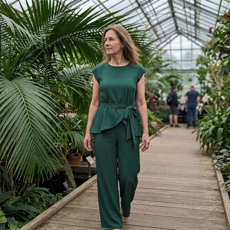 Completo da donna elegante con pantaloni a gamba larga