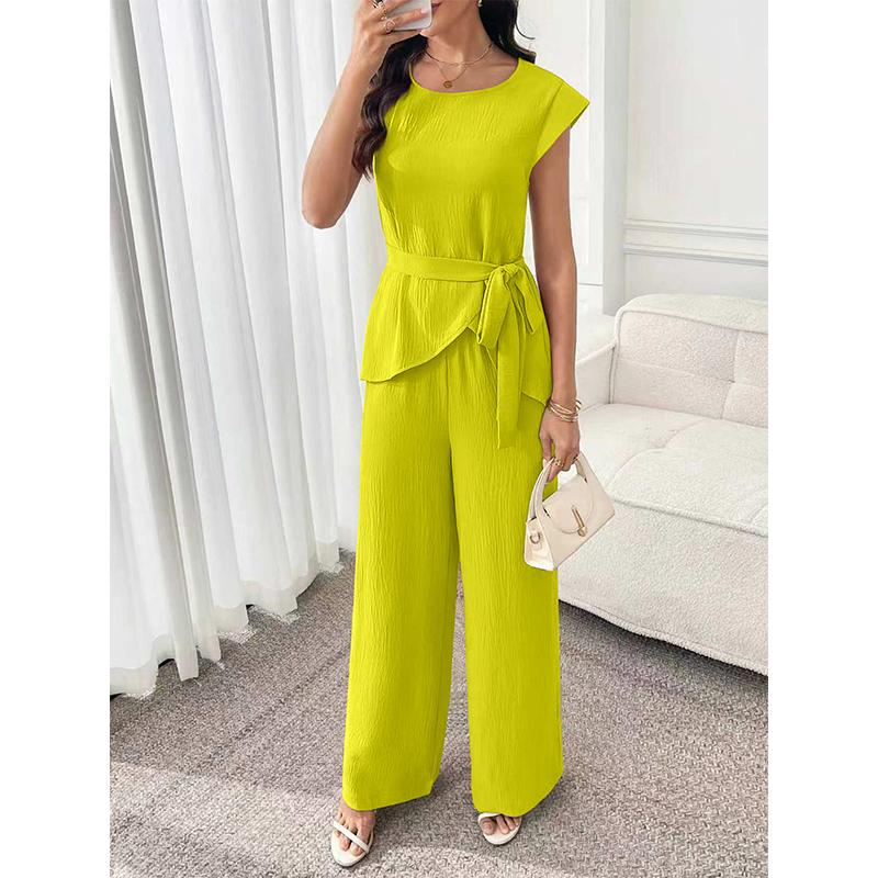 Completo da donna elegante con pantaloni a gamba larga