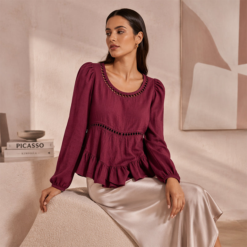 Blusa donna con maniche a sbuffo, volant e dettagli traforati