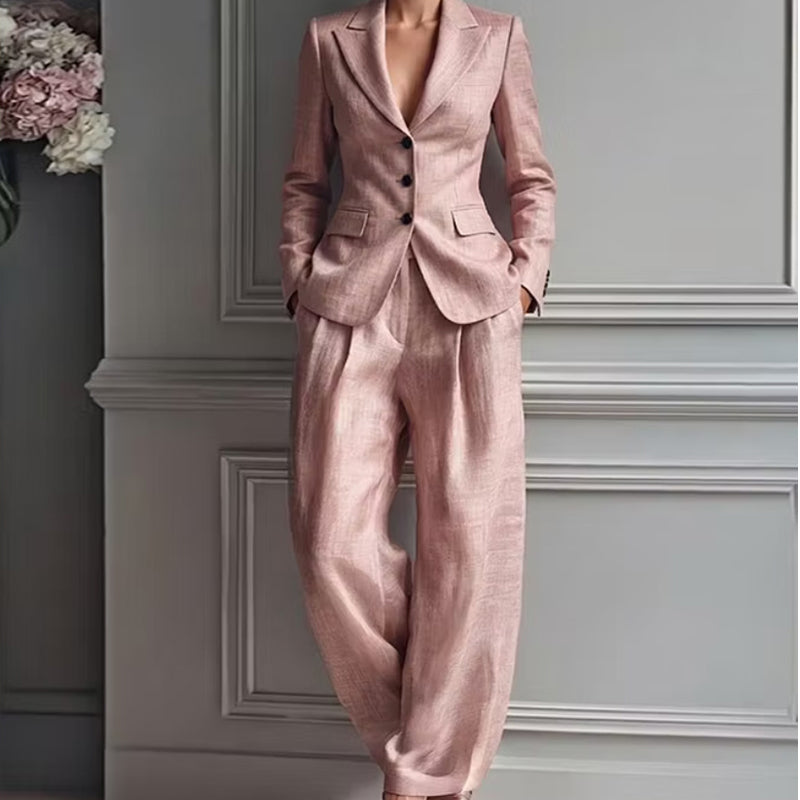 Completo donna elegante con blazer sagomato e pantaloni larghi
