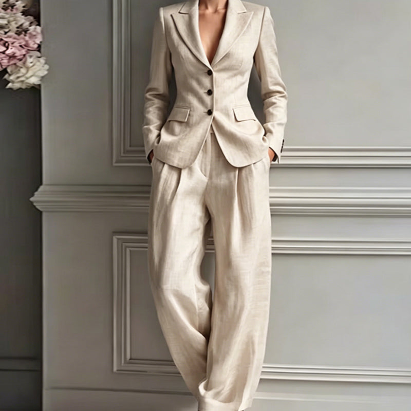 Completo donna elegante con blazer sagomato e pantaloni larghi