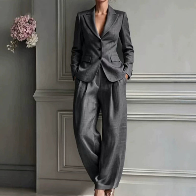 Completo donna elegante con blazer sagomato e pantaloni larghi