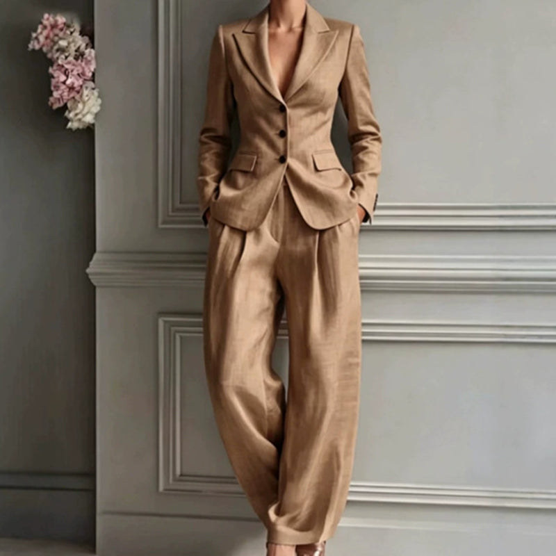 Completo donna elegante con blazer sagomato e pantaloni larghi