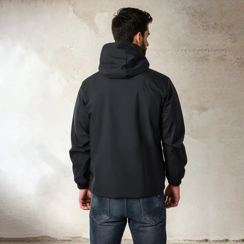Giacca uomo con cappuccio regolabile e tasche multiple