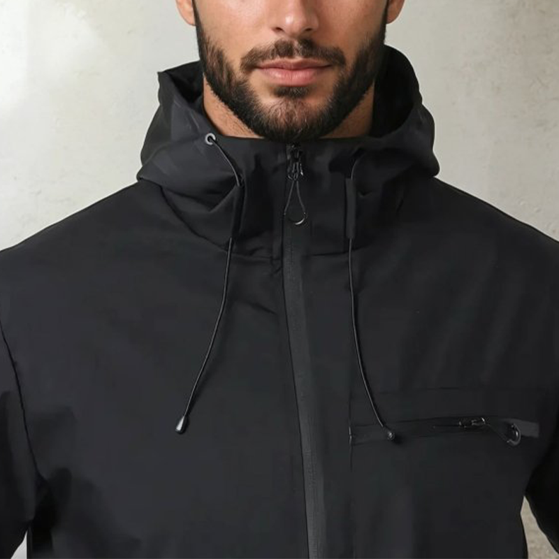Giacca uomo con cappuccio regolabile e tasche multiple