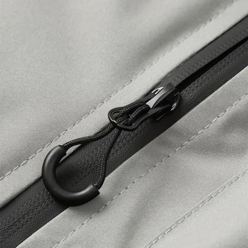 Giacca uomo con cappuccio regolabile e tasche multiple