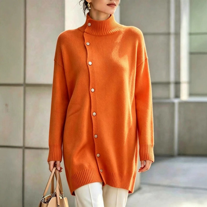 Maglione donna oversize con collo alto e bottoni asimmetrici