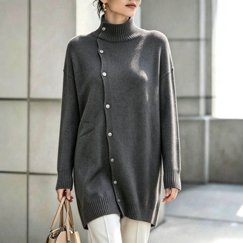 Maglione donna oversize con collo alto e bottoni asimmetrici
