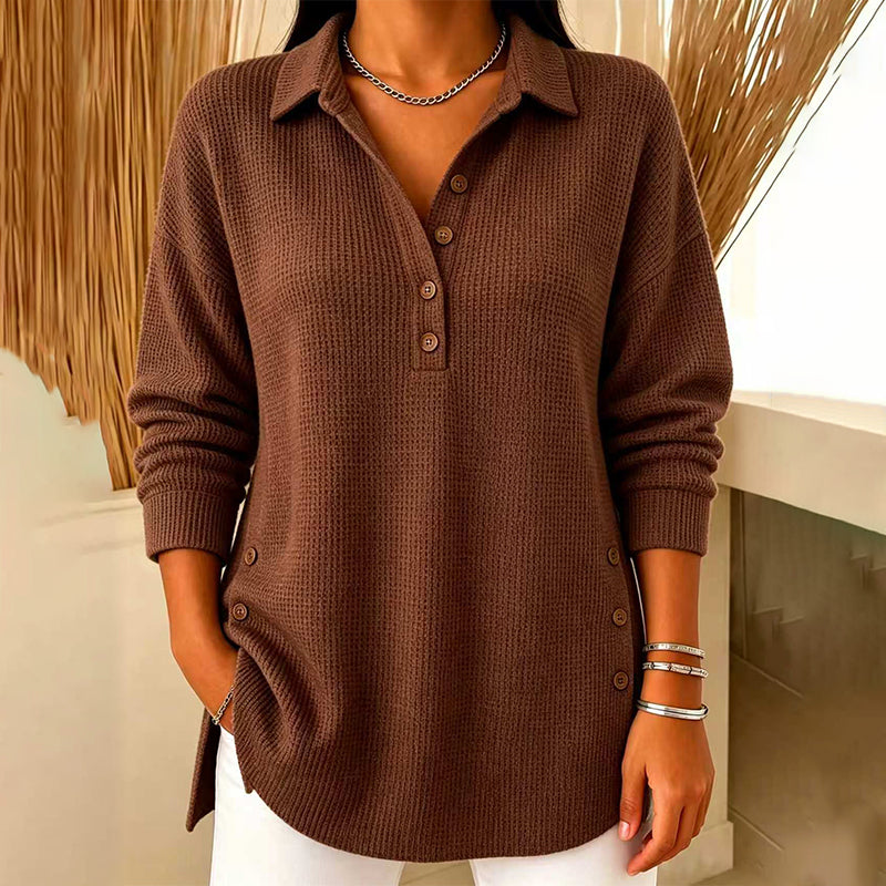 Top donna in maglia goffrata con collo polo e bottoni
