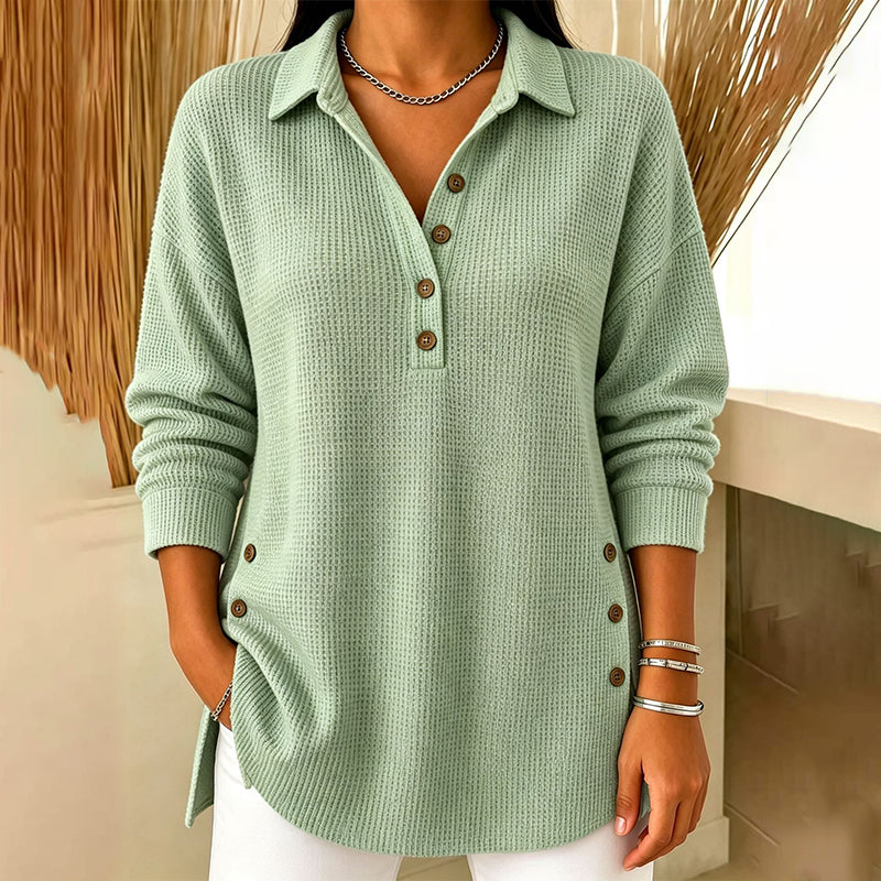 Top donna in maglia goffrata con collo polo e bottoni
