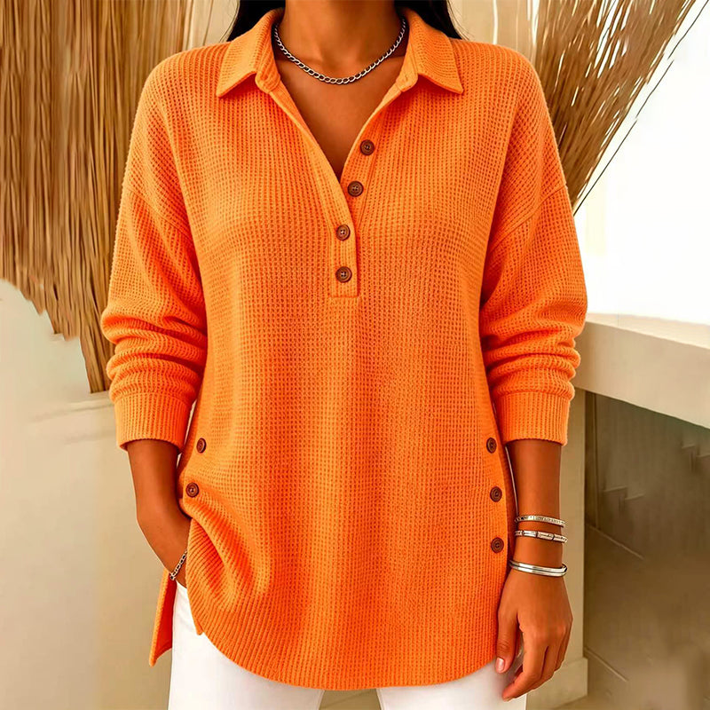 Top donna in maglia goffrata con collo polo e bottoni