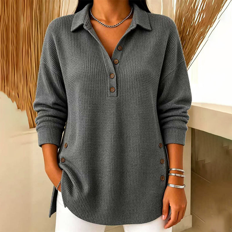 Top donna in maglia goffrata con collo polo e bottoni