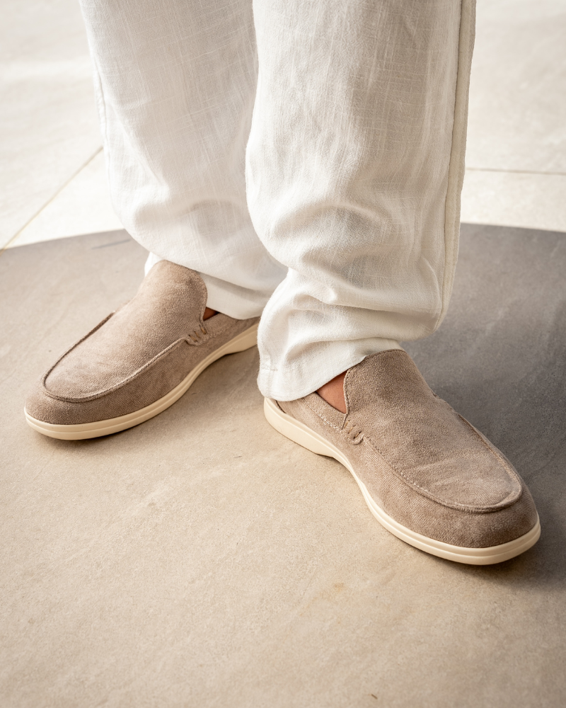 Mocassini uomo in suede slip-on con cuciture eleganti