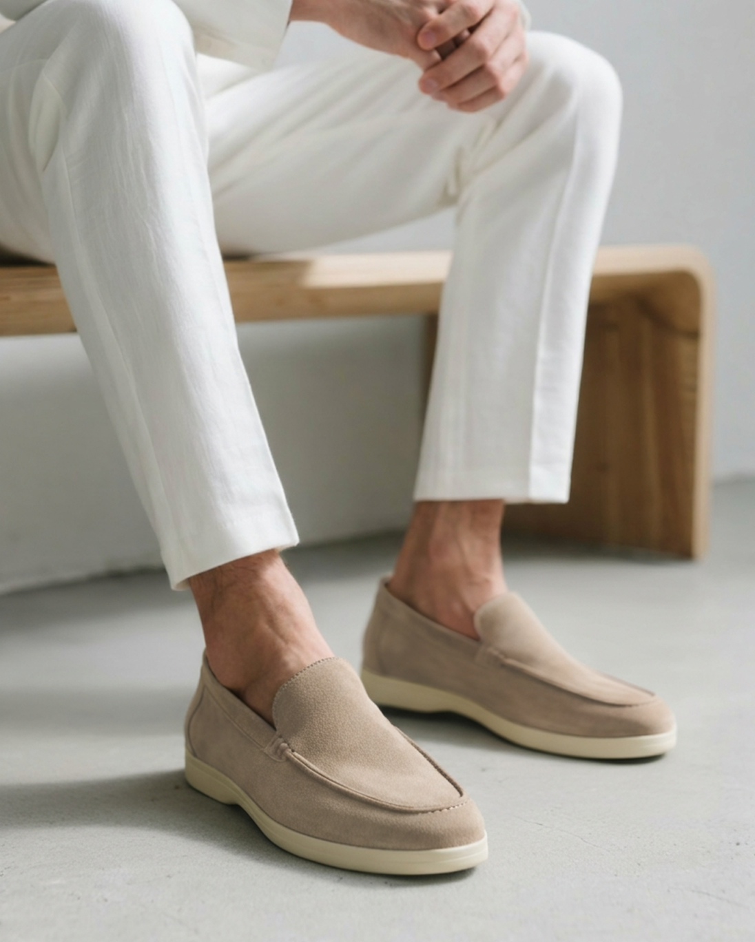 Mocassini uomo in suede slip-on con cuciture eleganti